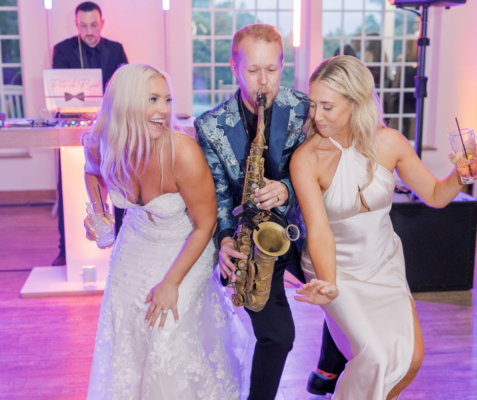 Philadelphia Saxophonist Nils MOssblad performs with bride and maid of honor at wedding reception