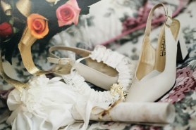 Tips for the maid of honor - photo of shoes and flowers