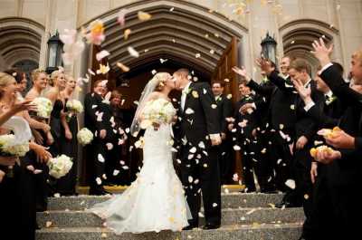 confetti wedding entrance